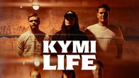 Kolme nuorta, vakavaa miestä seisoo kuvassa rinta rinnan. Heidän takanaan on graffitiseinää muistuttava tausta. Kuvassa on teksti "Kymilife"