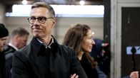 Presidentti Alexander Stubb hymyilee. Taempana Suzanne Innes-Stubb.