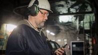 Toimittaja Risto Ukkonen testaa Pyhäsalmen kaivokseen rakennettua 5G-verkkoa.