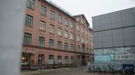 Rakennus, joka muistuttaa vanhaa teollisuusrakennusta.