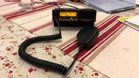 Kyläradiotoiminnassa käytettävä laite.