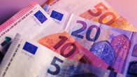 Pöydällä 5 euron, 10 euron, 20 euron ja 50 euron setelit, jokaista yksi kappale.