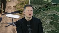 Kuvassa Elon Musk ja Starlink-vastaanotin.