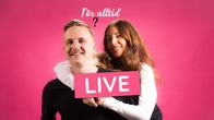Paulina och Misha Åkerholm i podden För alltid. Pink bakgrund, med live-logo framtill. 
