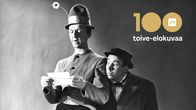 Pekka Puupää (Esa Pakarinen) kukkahatussaan lukee kirjettä ja Pätkä (Masa Niemi) katsoo olan yli, kuvassa teksti 100 toive-elokuvaa.