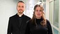 Jimmy Österbacka och Hanna Klingenberg står bredvid varandra i en korridor.