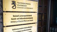 Sosiaali- ja terveysministeriön kyltti seinässä