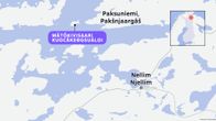 Kartta näyttää Inarijärven alueen. Siinä on merkitty Mätökvisaari, saamen kielellä Kuocakedgsuáloi. Kartalla näkyy myös Paksuniemi, saamen kielellä Pakšnjaargaš, sekä Nellim, Njellim.