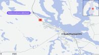 Purettavan rakennuksen jäänteet on merkitty karttaan Suomussalmen pohjoispuolelle 5-tien varteen.