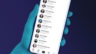 Kuvassa on sinisen käden pitelemä älypuhelin, jonka näytöllä näkyy lista saksalaisen poliitikon Alice Weidelin nimissä olevia TikTok-käyttäjätilejä.