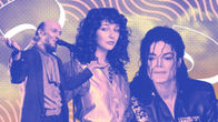 Laulajat Samuli Putro, Kate Bush ja Michael Jackson syvättyinä Musavisan taustaa vasten.