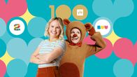 Malin från BUU-klubben och Nalle från Pikku Kakkonen poserar framför Yle 100-logon.