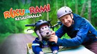 Rami hymyilee ja kiinnittää Rikun pyöräilykypärää.