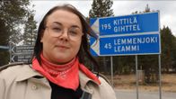 Nainen seisoo tienviittojen edessä. Toimittaja Sara Kelemeny. 