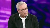 Mikael Pentikäinen istuu A-studiossa.