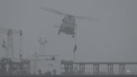 Franska soldater tar sig ner längs med ett rep från en helikopter till ett fartyg.