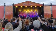 Festivaalilavalla esiintymässä olevaa bändiä seuraa monenikäisistä katsojista koostuva yleisömeri.