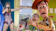 Henkilö esiintyy lavalla mikrofonin kanssa, vieressä animaatiohahmot Buzz Lightyear ja Woody sisätilassa.