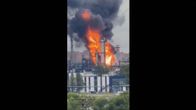 oljeraffinaderi brinner i Moskva efter ukrainsk drönarattack.