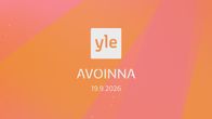 Oranssissa ja vaaleanpunaisessa taustassa valkoinen Yle-logo, alla teksti ”AVOINNA 19.9.2026”.