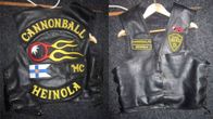 Cannonball MC Heinola -teksti ja logo mustan nahkaliivin selkämyksessä. Kuvakollaasissa sama liivi myös edestä kuvattuna logoineen.
