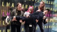 Kuvassa Puheen Aamun Anna Cadia, Juhani Kenttämaa ja Alina Kulo sekä punk-laulaja Anni Lötjönen.
