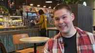 Samuli Horjanheimo (taiteilijanimeltään Samuli Heimo) istuu raumalaisessa kahvilassa.
