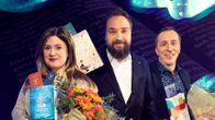 Kirjallisuuden Finlandia-voittajat Anne-Maija Aalto, Jukka Viikilä ja Osmo Tapio Räihälä kukkakimppuineen.