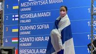 Mandi Koskela tulostaulun edessä.