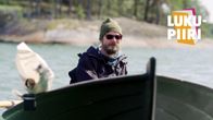 Kirjailija Juha Hurme pienellä moottoriveneellä vesillä.