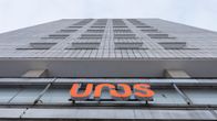 Uroksen logo Oulun keskustassa.