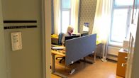 Porin aluekeskusrekisterin johtaja Leena Pekola työhuoneessaan.