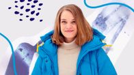 Kirjailija Meri Valkama yllään sininen toppatakki. Taustalla graafisia kuvioita.