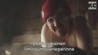Toimittaja Tuukka Pasanen saunoo pipo päässä.