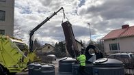 Molokin sisuspussia tyhjenetään hiiopilla jätteenkeräysautoon.