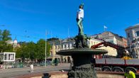 Havis Amanda insvept i Finlands flagga.