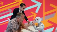 Kädenvääntöä robotin kanssa.