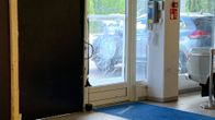 Kuva kuopiolaisen autoliikkeen sisältä. Autoliikkeeseen kohdistui viime viikonloppuna varkaus ja ikkuna on sen jälkeen rikkinäisenä.