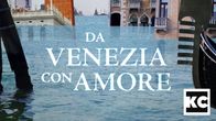 Kuvassa näkyy teksti Da Venezia con Amore, jonka taustalla valokuvakollaasi mereen uppoavasta Venetsian kaupungista