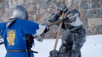 Buhurt ritarit taistelavat toisiaan vastaan. Vasen ritari lyö kirveellä toista ritaria. Toinen ritari torjuu iskun. Taustalla talvista maisemaa.