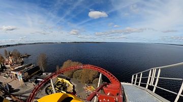 Särkänniemen vuoristoradan huipulta avautuu laaja näkymä järvelle ja huvipuistoalueelle.