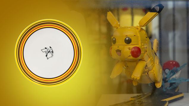 Kuvassa näkyy LEGO-palikoista rakennettu Pikachu-hahmo sekä lautanen, jossa on Pikachu-kuviointi.