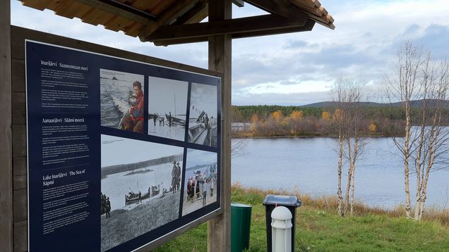 Inarin kunnan historiataulu Inarijärven rannassa.