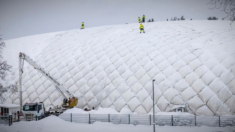 romahtaneen-vehkahallin-nosto-on-kova-rutistus-sata-talkoolaista-luo