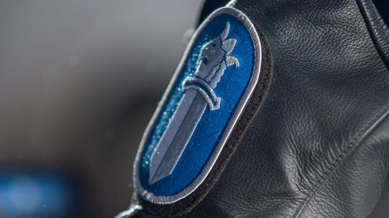 Poliisin hihamerkki nahkatakissa.