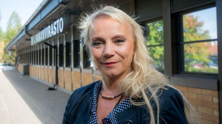 Rautalammin kunnanjohtaja Anu Sepponen seisoo kunnanviraston edessä.