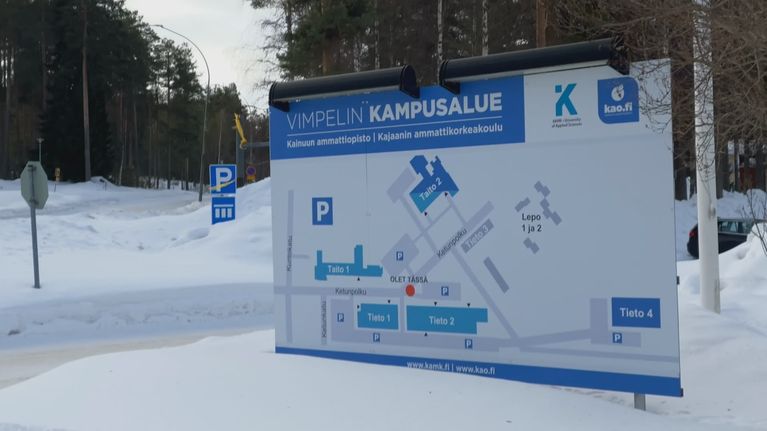 Vimpelin kampusalueen aluekarttataulu lumikinoksessa.