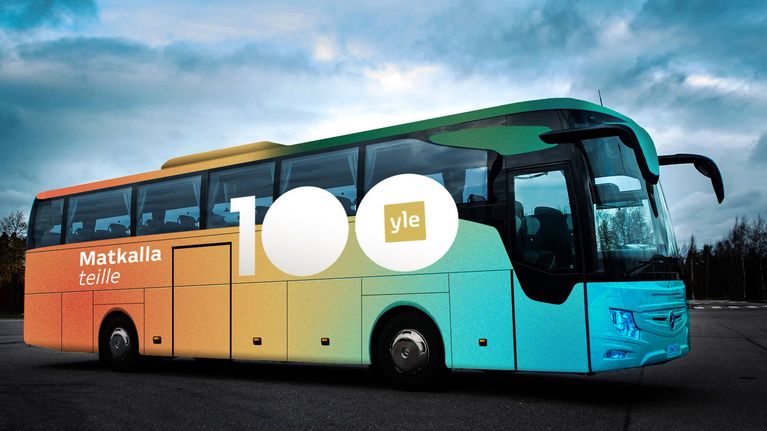 Ylen 100-vuotisjuhlavuoden kunniaksi teipattu bussi v�rikk�iss� teeman v�reiss�, ja tekstill� 