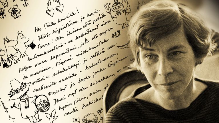 Tove Jansson ja käsin kirjoitettu kirje jossa on piirrettynä muumihahmoja.