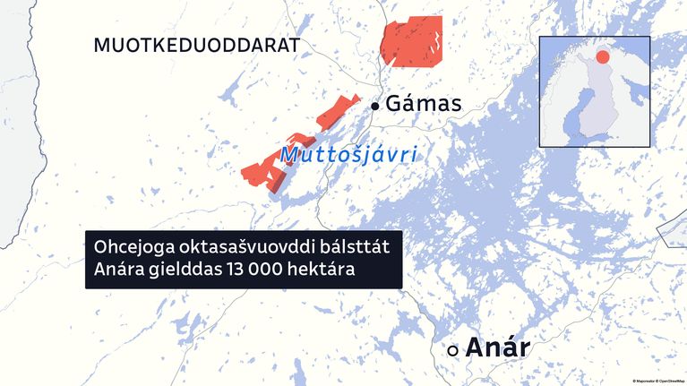Tässä kuvassa on kartta, joka esittää ohcejohkalaisen yhteismetsän sijainnin. Kartassa näkyvät alueet ovat merkitty punaisella, ja tekstissä kerrotaan, että metsä kattaa Inarin kunnan alueella 13 000 hehtaaria. Kartalla näkyy myös Mudusjärvi ja paikkoja kuten Ohcejohka, Gámas ja Anár.